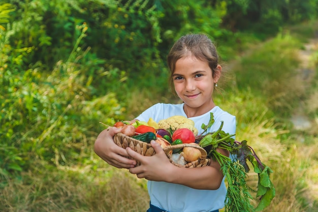 子供は手に野菜を持っています。セレクティブフォーカス。子供。