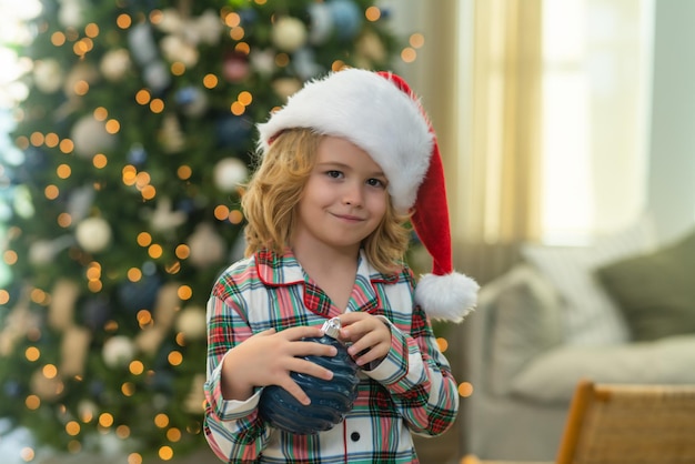 クリスマスに家にいる子供 クリスマスや新年を祝う小さな子供