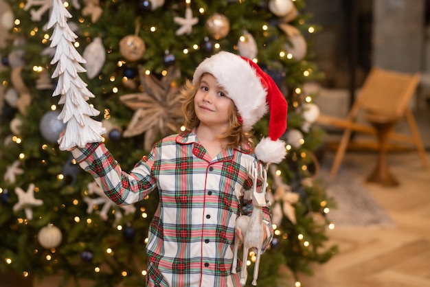 Ребенок дома на рождество маленький ребенок празднует рождество или новый год