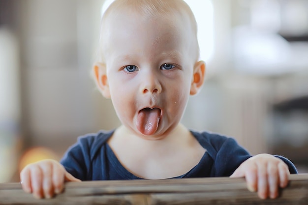 子供は少しかわいいです、子供時代は幸せになります