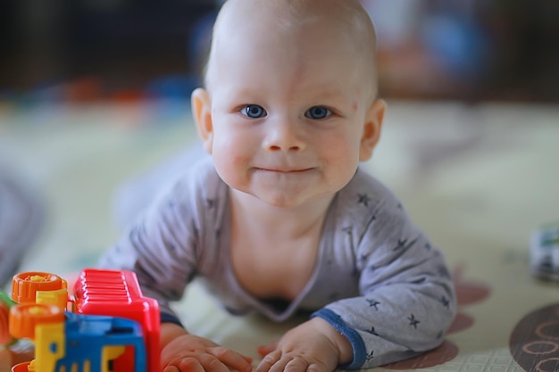 Il bambino è carino, l'infanzia sarà felice