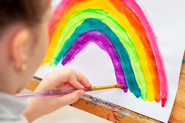 Il bambino sta disegnando l'arcobaleno