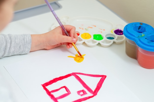 Child is drawing the sun