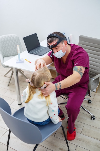 子供は耳鼻咽喉科の専門医によって検査されます。子供の呼吸器疾患の診断