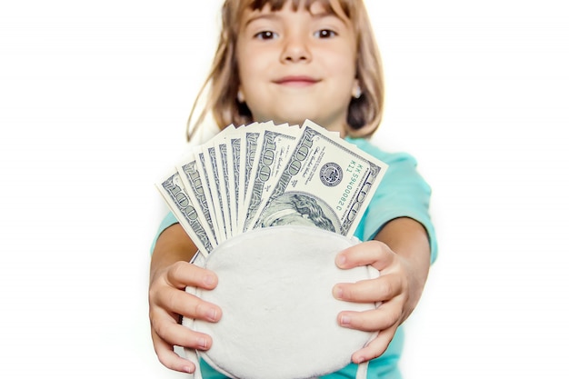 Ребенок держит в руках деньги. Выборочный фокус.
