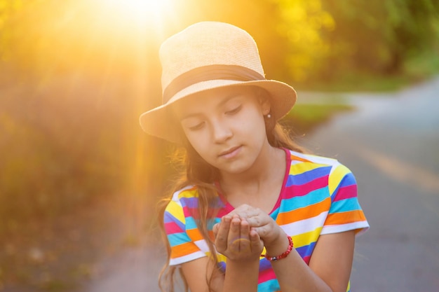 子供はカエルと遊んでいます セレクティブ フォーカス