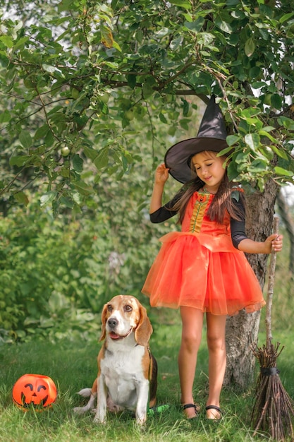 子供はお菓子のハロウィーン旅行の準備をしています