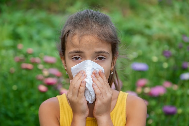 Il bambino è un'allergia stagionale ai fiori. messa a fuoco selettiva.