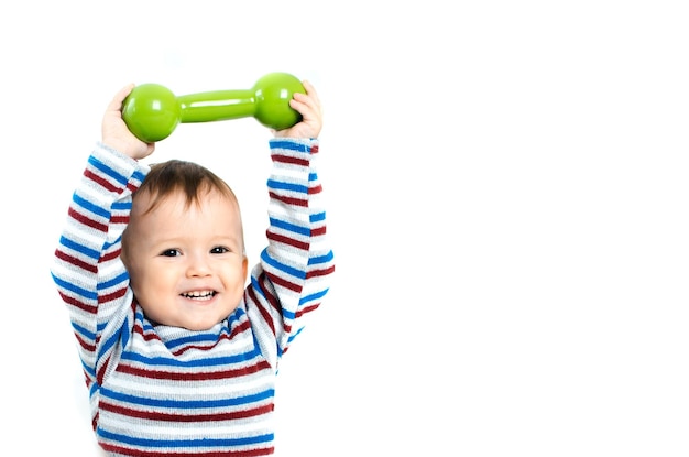 Foto il bambino è seduto con i manubri in mano