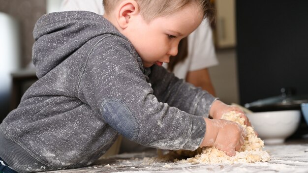 子供は料理を勉強しています。ベーキングと赤ちゃん