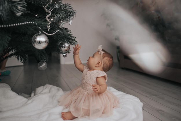 Foto il bambino sta toccando l'albero