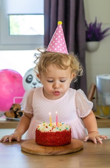 Ребенку два года с тортом и свечами выборочный фокус