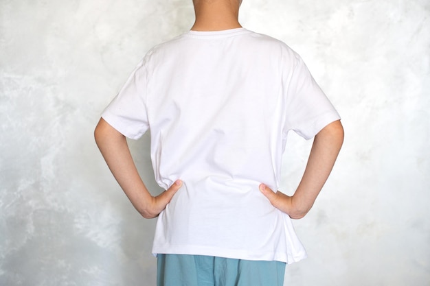Foto il bambino indossa una maglietta bianca posto per la pubblicità