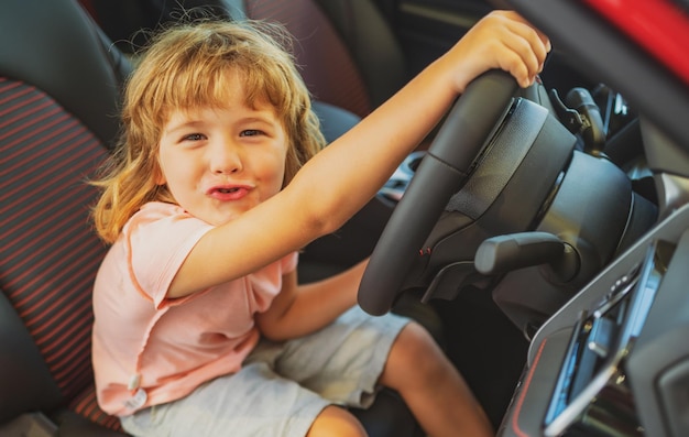 Ребенок ребенок водитель ребенок мальчик за рулем автомобиля в качестве водителя ребенок ребенок сидит на сиденье