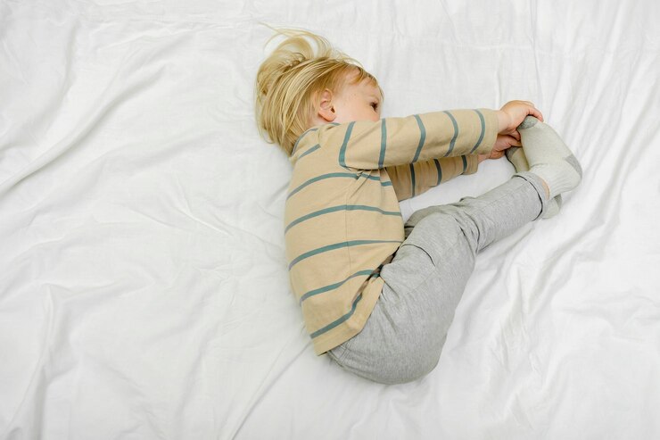 子供, 子供, 幼児, 男の子,playinghaving, 楽しみ, ベッドの上に横たわる