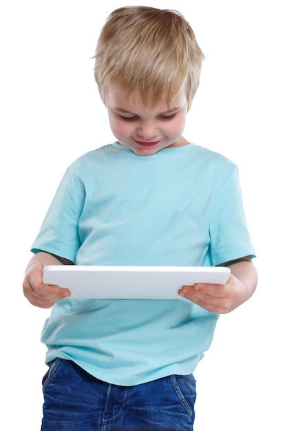 Ребенок ребенок маленький мальчик смотрит на планшетный компьютер, улыбаясь интернету