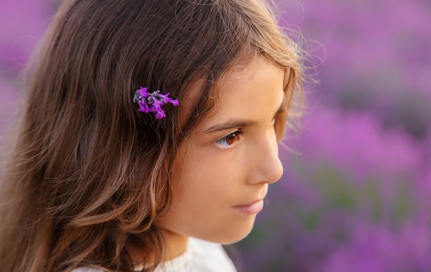 Un bambino in un campo di lavanda. messa a fuoco selettiva.