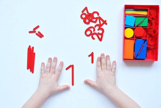 Il bambino impara la linea dei numeri e le forme geometriche