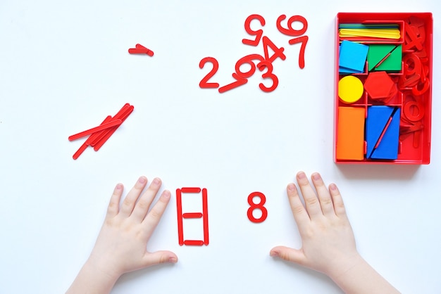 Il bambino impara la linea dei numeri e le forme geometriche