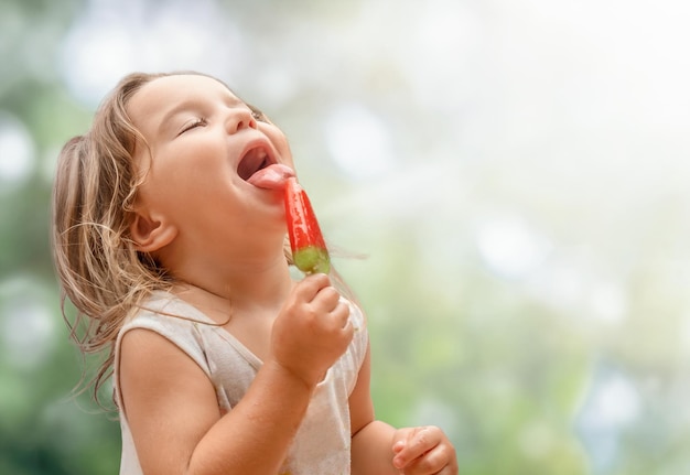 Il bambino lecca il gelato