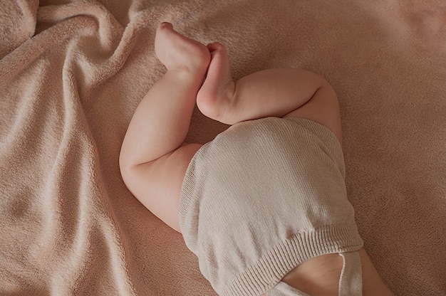 Foto il bambino giace con la schiena alzata