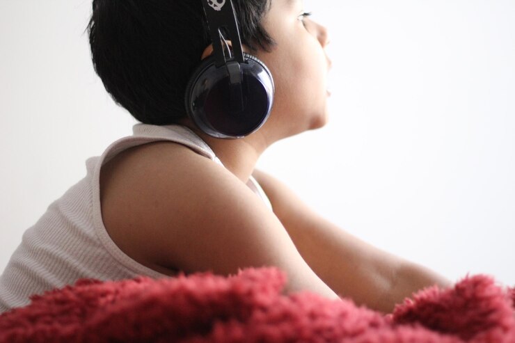Photo 子供が音楽を聴いている