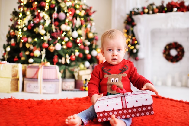 子供-サンタのトナカイの写真が付いた赤いクリスマスセーターの少年