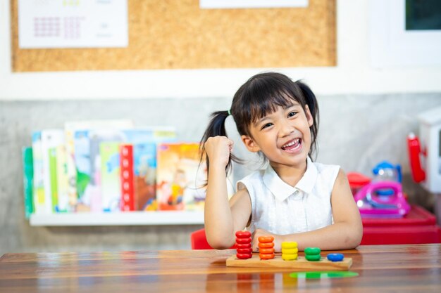 Photo child little girl playing wooden toys