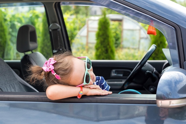 写真 車に閉じ込められた子供