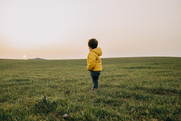 写真 太陽を見ている子供