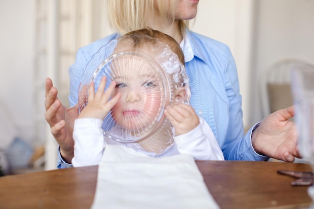 Foto bambino che guarda attraverso un piatto di vetro