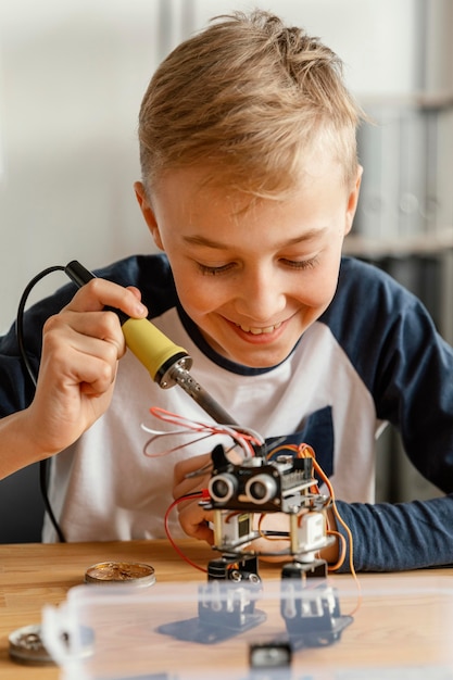 Foto robot che fa bambino