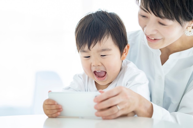 스마트폰 화면에 열광하는 아이와 엄마