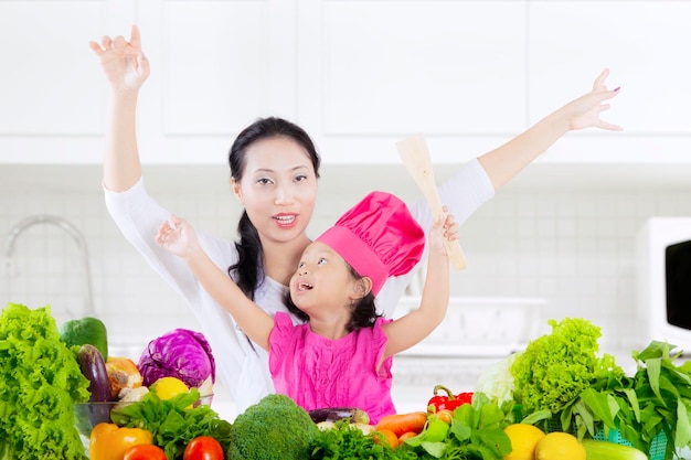 野菜を持つ子供と母親