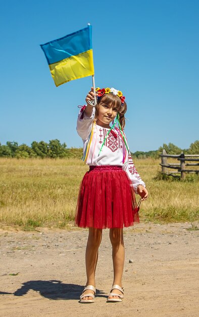 ウクライナの国民衣装を着た子供