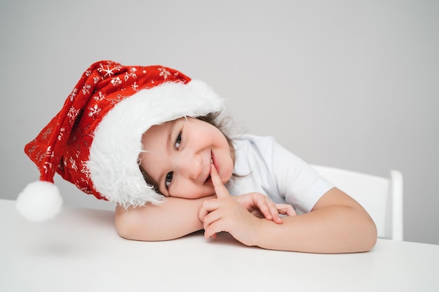 Foto un bambino in costume da capodanno sta aspettando le vacanze un sorriso gioioso da una ragazza nel nuovo anno...