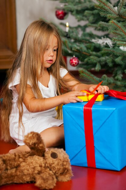 Photo child opening christmas presents