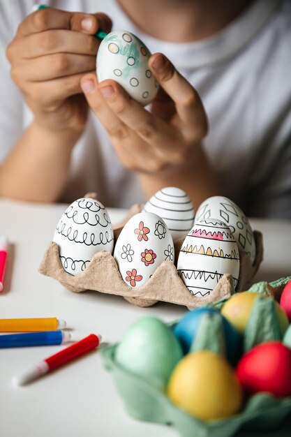 写真 子供は卵をさまざまな色で塗る