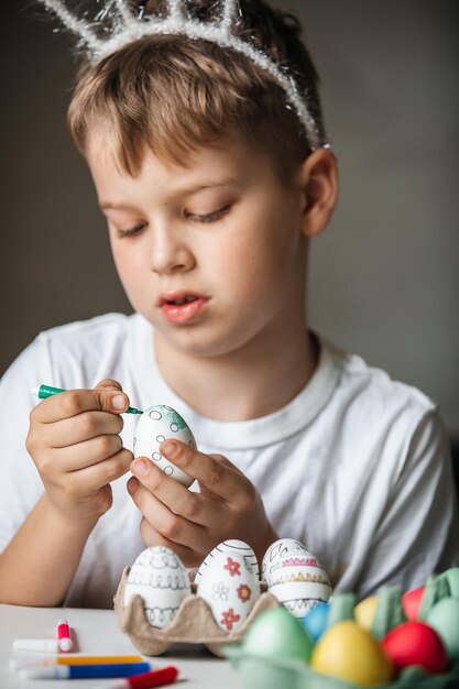 写真 子供は卵をさまざまな色で塗る