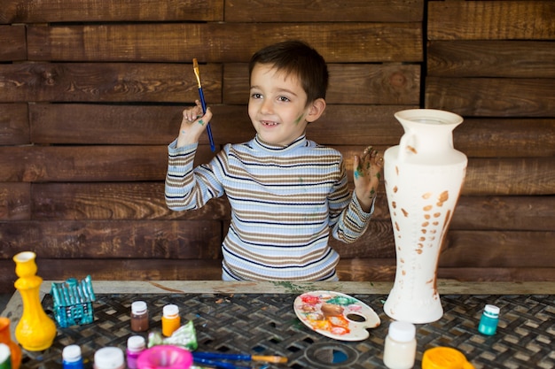 Il bambino dipinge con inchiostri colorati