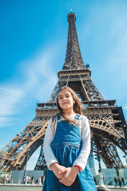 파리의 에펠탑 근처에 있는 아이 선택적 포커스
