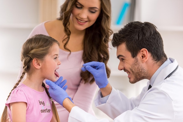 Foto bambino e pediatra