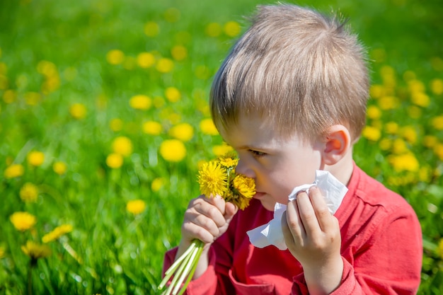 子供が花を摘んで嗅ぐ春のアレルギー