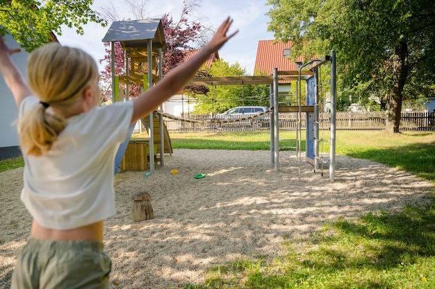 スライドとクライミングタワーを備えた遊び場の子供