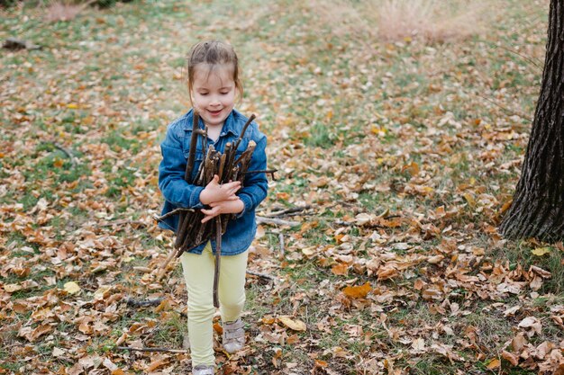 Photo child playing in autumn park