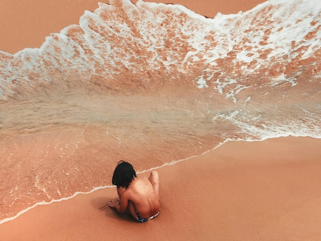 Foto bambino che gioca sulla spiaggia