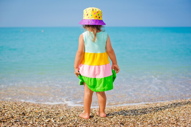 Bambino che gioca sulla spiaggia