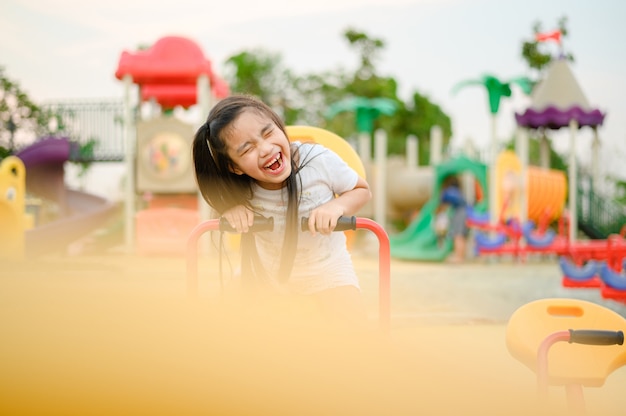 写真 子供の遊び場で楽しんで