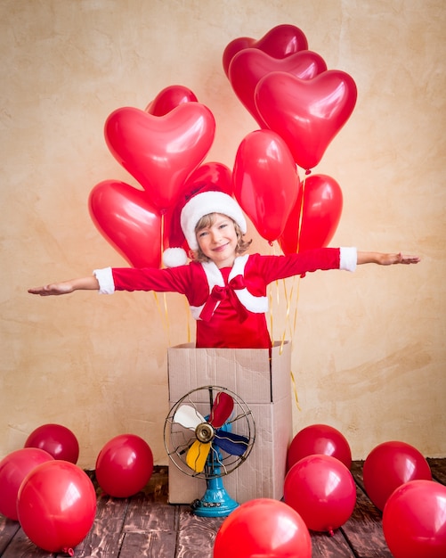 Bambino che gioca in casa. regalo di natale. concetto di vacanza di natale