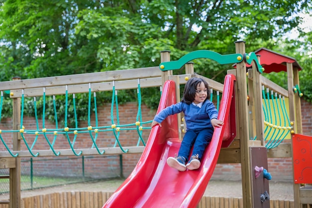 Photo child playing on outdoor playground